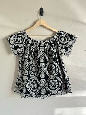 Entro Boutique Embroidered Off-Shoulder
Top size small Boho